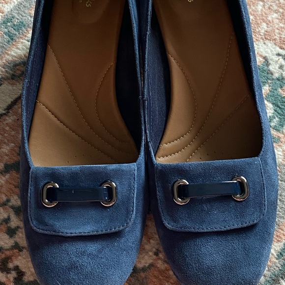 Clarks BLU Suede Artisan Pumps, 9.5 Winter Sale - Picture 3 of 10